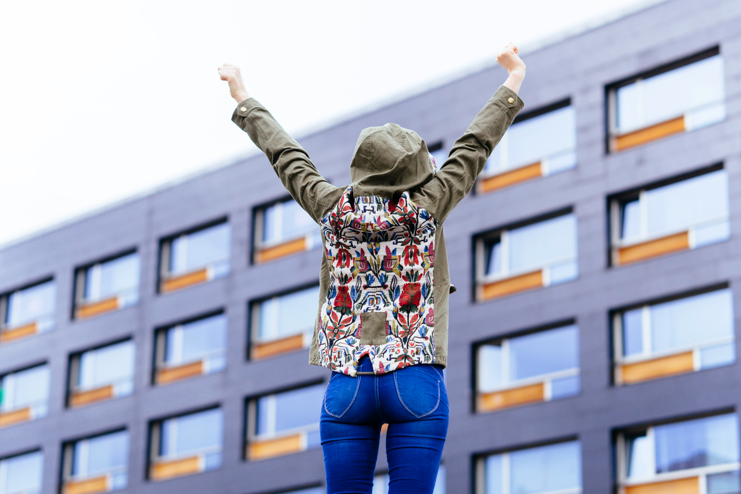 Étudiante joyeuse sur le campus